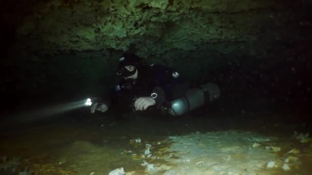Buceadores en rocas de cueva submarina Yucatán México cenotes. — Vídeo de stock