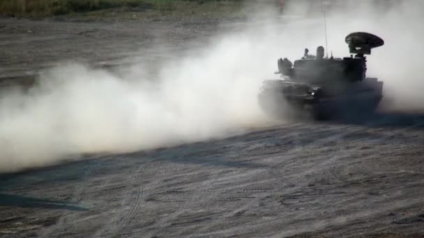 Российская колонна современных военных танков и техники едет по пыльной дороге . — стоковое видео
