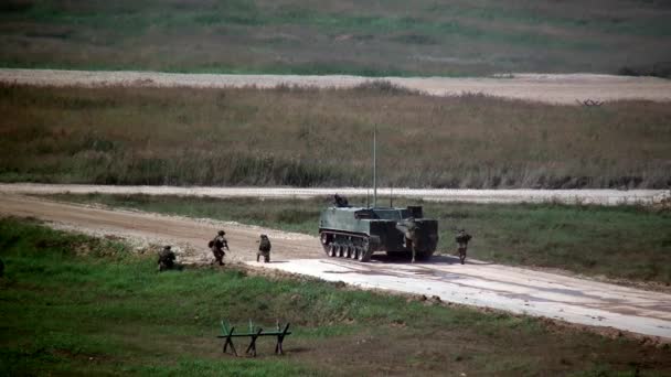 Máquina de guerra militar rusa con soldados . — Vídeo de stock