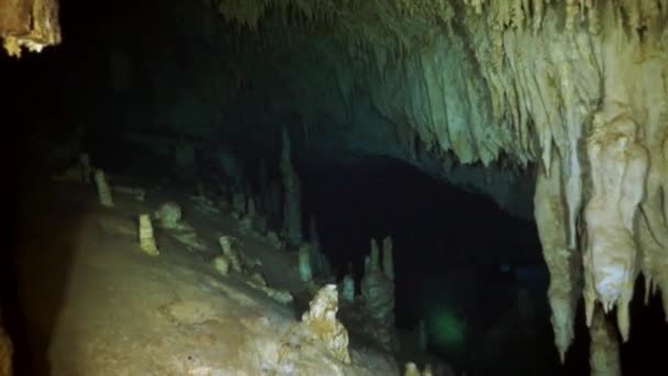 Grot duiken in onderwater grotten van Yucatan Mexico cenotes. — Stockvideo