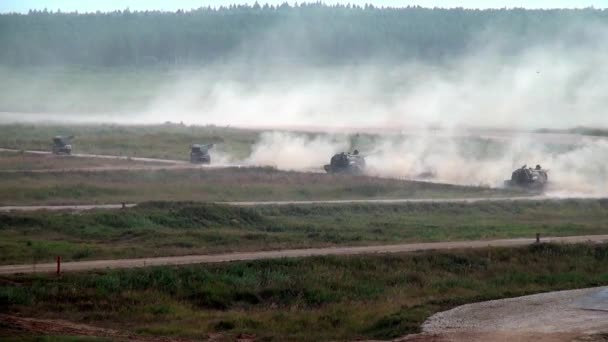 Ruský vojenský tank jezdí na pozadí sloupec střelby tanky. — Stock video