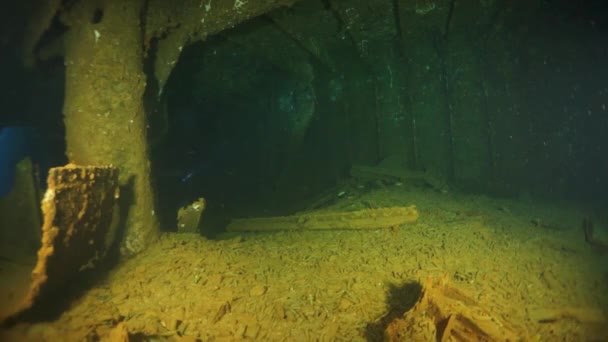 Plongée à l'intérieur d'une épave dans le monde sous-marin des îles Truk .