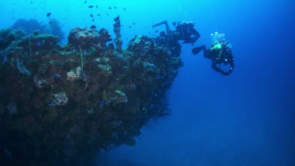 Diving on shipwreck underwater on seabed of Pacific Ocean on Chuuk Islands. — Stock Video