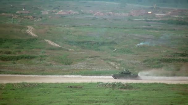 Rusia militar rastreó la máquina de guerra de tanques en el campo . — Vídeos de Stock