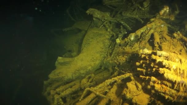 Diver inside shipwreck in underwater world of Truk Islands. — Stock Video