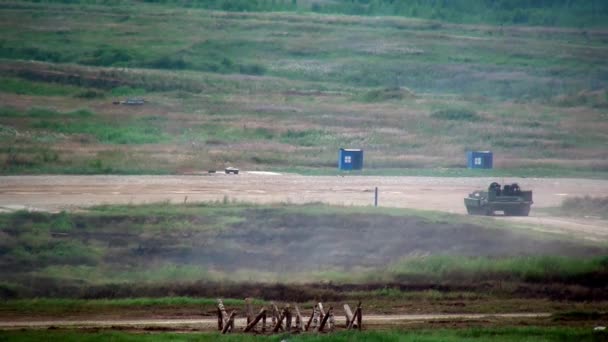 Российская военная машина танк военного робота езда пыльная дорога на учениях . — стоковое видео