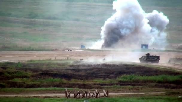 Soldaten betreten die russische Kriegsmaschinerie und schießen auf Übungen. — Stockvideo