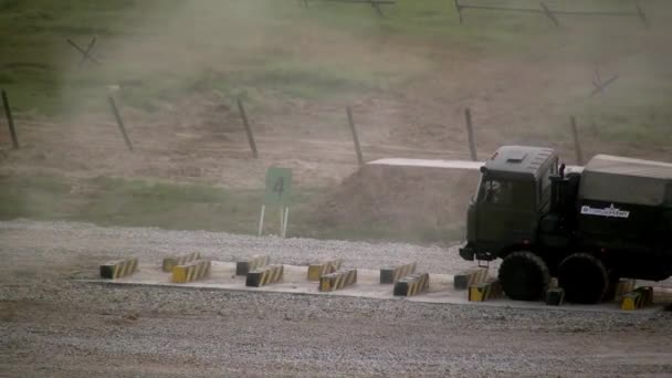 Askeri savaş makinası bir engeli aşıyor.. — Stok video