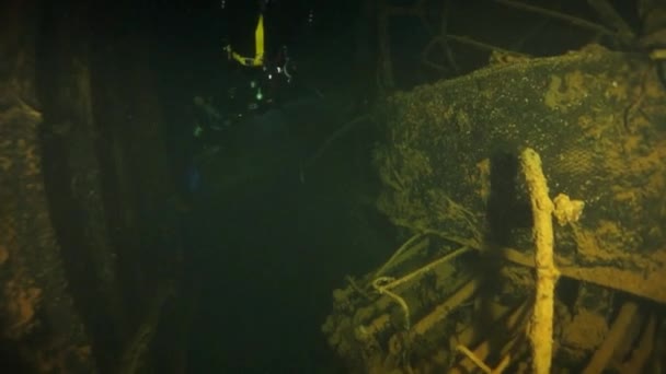 Truk Adaları 'nın sualtı dünyasında gemi enkazı içinde dalgıç. — Stok video