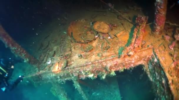 Rusty metalen huishoudelijke artikelen op wrak onderwater in Truk Lagoon op Chuuk Eilanden. — Stockvideo