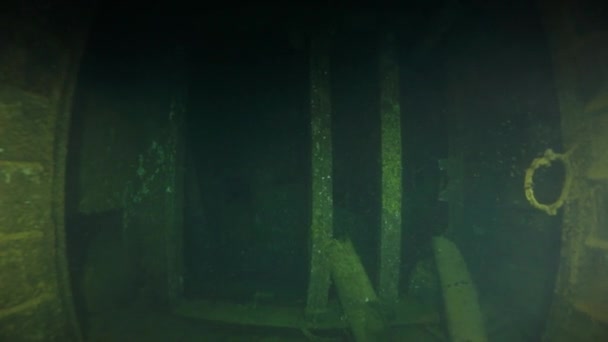 Nurkowanie wewnątrz wraku statku w podwodnym świecie Wysp Trukowych. — Wideo stockowe