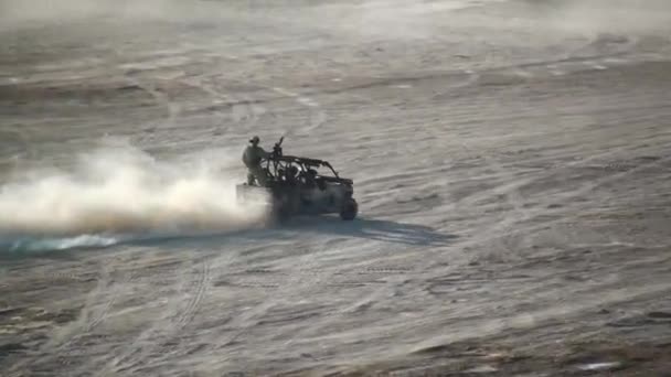 Buggy militar ruso máquina de guerra montando carretera polvorienta en los ejercicios . — Vídeos de Stock