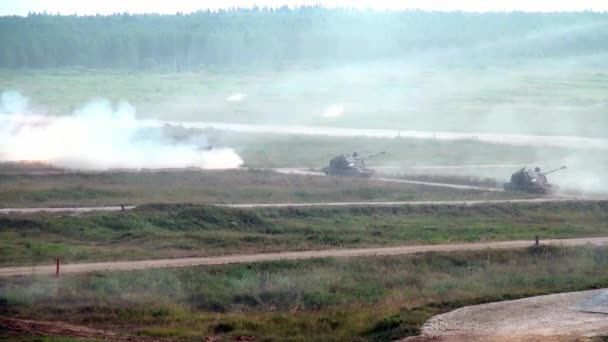 Columna rusa de tanques militares dispara a los ejercicios . — Vídeos de Stock