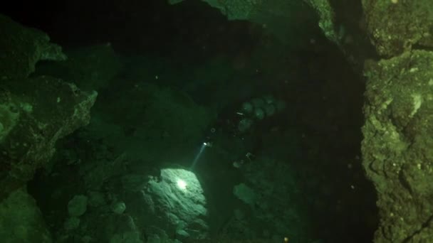 Sommozzatori in rocce di grotta subacquea Yucatan Messico cenote. — Video Stock