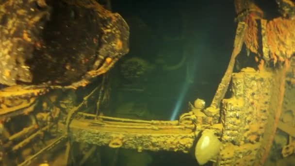 Buceador a bordo durante el buceo en naufragio en el mundo submarino de las Islas Truk . — Vídeos de Stock