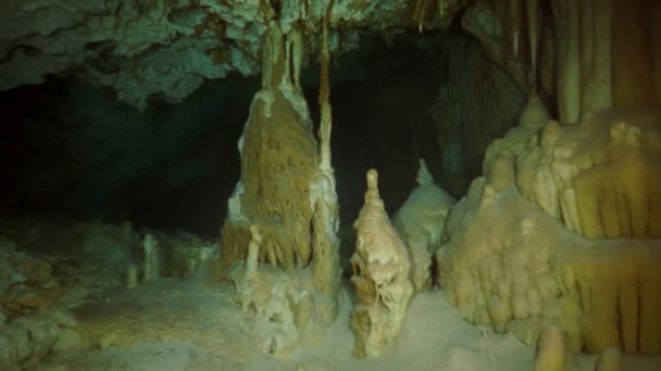 Cave diving in underwater caves of Yucatan Mexico cenotes. — Stock Video