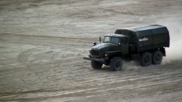 Columna rusa de tanques militares modernos y paseos en equipo a lo largo de carretera polvorienta . — Vídeos de Stock