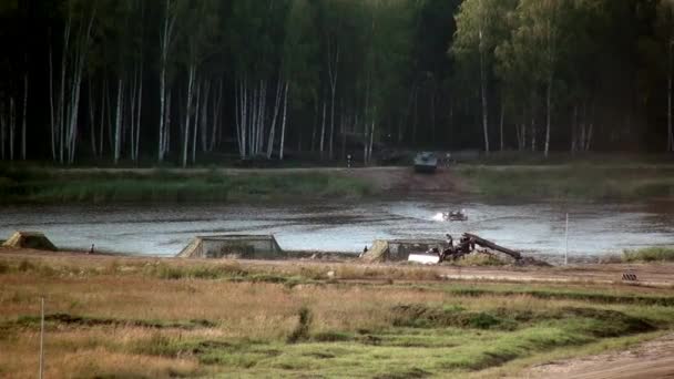 Військовий гусеничний танк всюдиходи військової машини . — стокове відео