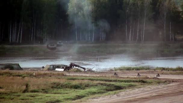 Militar rastreado tanque todo-terreno veículo máquina de guerra . — Vídeo de Stock