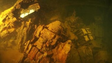Chuuk Adaları 'ndaki Truk Gölü' nde batık bir gemi var..