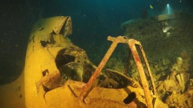 Chuuk Adaları 'ndaki Truk Gölü' nde enkazda paslı metal savaş uçağı..