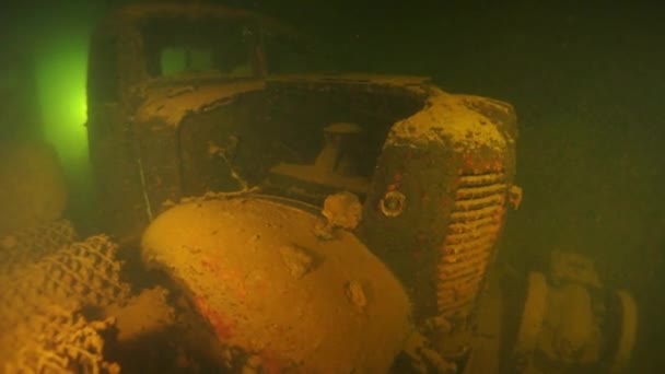 Carros retro em naufrágio subaquático em Truk Lagoon em Chuuk Islands . — Vídeo de Stock