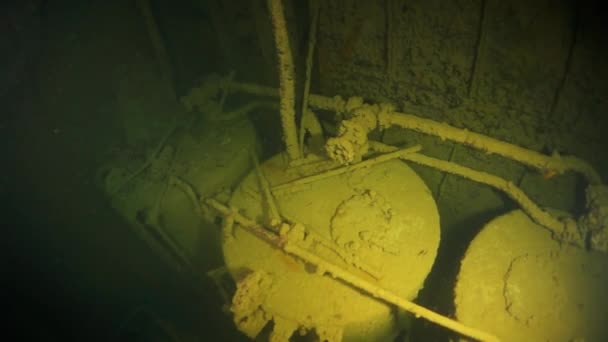 Barril de metal oxidado en naufragio bajo el agua en la laguna de Truk en las Islas Chuuk. — Vídeos de Stock