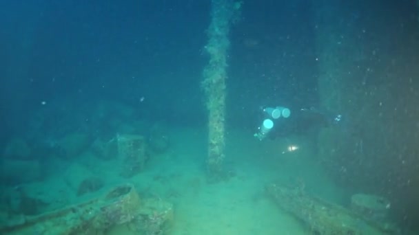 Дайвер на затонувшем корабле с видом на затонувший подводный корабль в Трукской лагуне. — стоковое видео