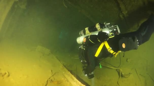 Mergulhador dentro de naufrágio subaquático em Truk Lagoon . — Vídeo de Stock