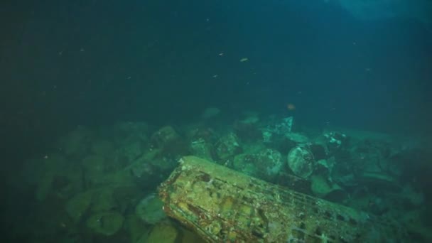 Rusty metal gevechtsvliegtuig op wrak onder water in Truk Lagoon op Chuuk Eilanden. — Stockvideo