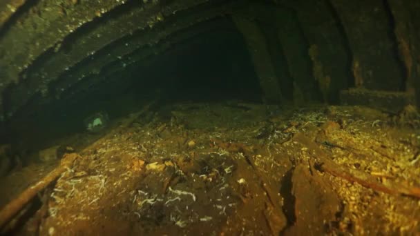 Nedsänkt fartyg inomhus syn på vraket under vattnet i Truk Lagoon på Chuuk öarna. — Stockvideo