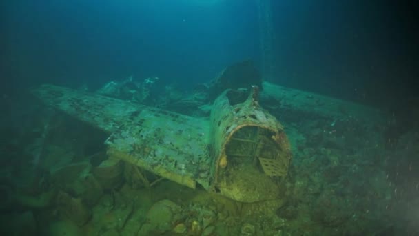 Rostiges Metall-Kampfflugzeug auf Wrack unter Wasser in Truk-Lagune auf Chuuk-Inseln. — Stockvideo