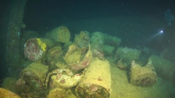 Σκουριασμένο μεταλλικό βαρέλι σε ναυάγιο κάτω από το νερό στη λιμνοθάλασσα Truk στις Νήσους Chuuk. — Αρχείο Βίντεο