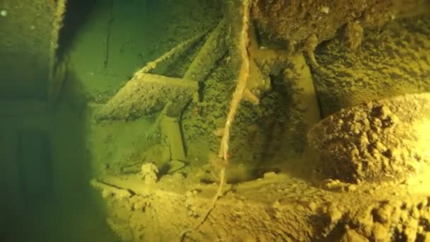 Rusty metall stuga kaj på vrak under vatten i Truk Lagoon på Chuuk öarna. — Stockvideo