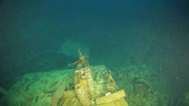 Duiken op scheepswrak onder water van de Stille Oceaan op Chuuk Eilanden. — Stockvideo