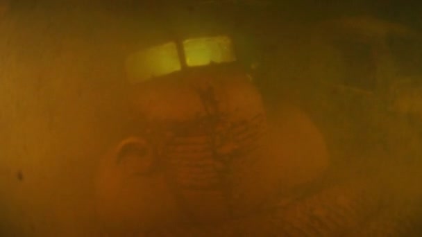 추크 제도의 트라이 영국 석호에서 물 속에서 파선되어 있는 재생 차량들. — 비디오