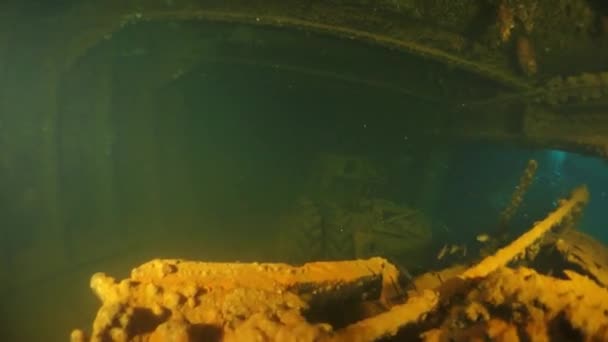 Retro auta na vraku pod vodou v Truk Lagoon na ostrovech Chuuk. — Stock video