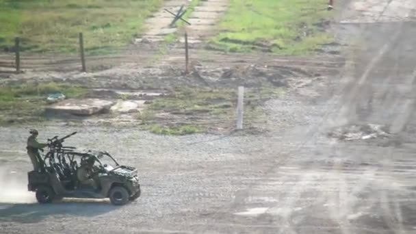 Russisches Militär Buggy Kriegsmaschine Reiten staubigen Straße bei Übungen. — Stockvideo