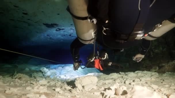 Yucatan Meksika 'nın sualtı mağaralarındaki kayalıklarda dalgıçlar. — Stok video