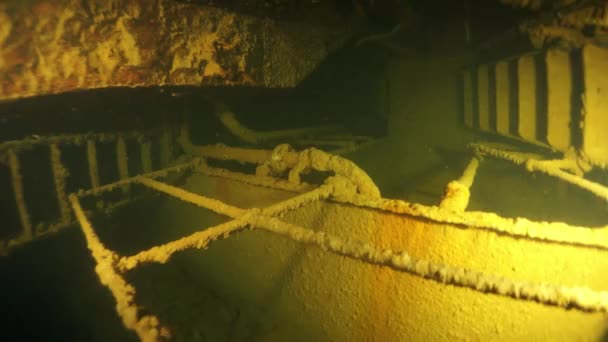 Naufragio vista interior bajo el agua en la laguna de Truk . — Vídeos de Stock