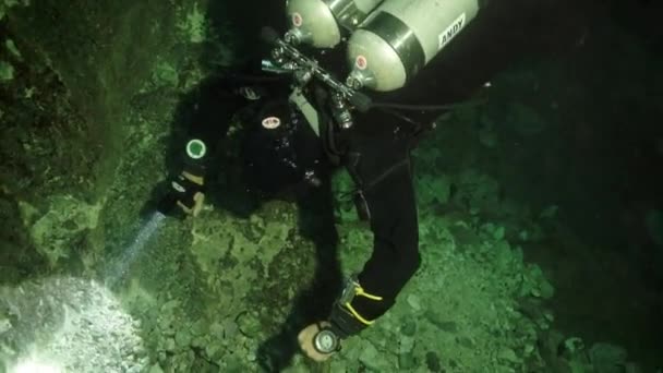 Buceadores en rocas de cueva submarina Yucatán México cenotes. — Vídeo de stock
