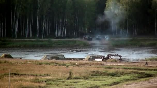 Військовий гусеничний танк всюдиходи військової машини . — стокове відео
