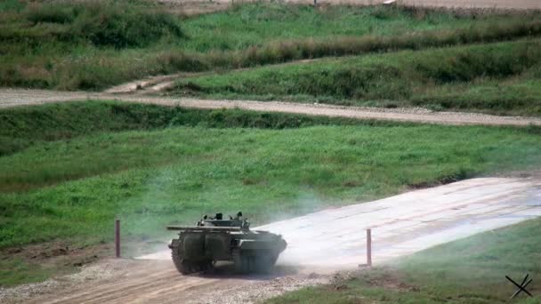 Ruský vojenský tank střílí. — Stock video