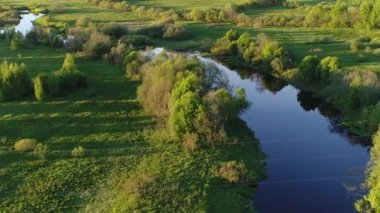 Uçan bozkır nehrinin temiz su aynası yüzeyi büyüleyici manzaralı yeşil tarlalarla çevrili. Açık hava iklimi kavramı.