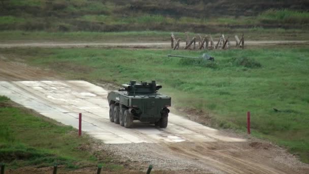러시아 의현 대식 군 탱크와 장비로 이루어진 열 대의 기둥들 이 먼지투성이 의도 로를 따라 달리고 있다. — 비디오