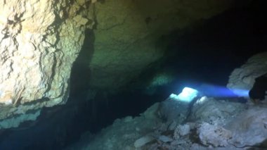 Yucatan Meksika 'nın sualtı mağaralarındaki kayalıklarda dalgıçlar.