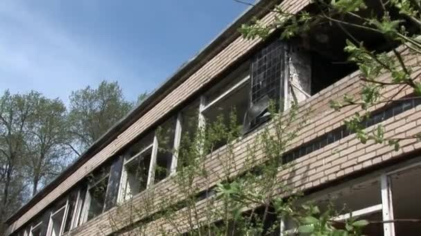 Explosie van handgranaten in vernield huis. — Stockvideo