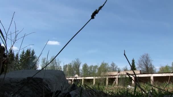 Muži ve vojenských uniformách na pozadí exploze z ručního granátu. — Stock video