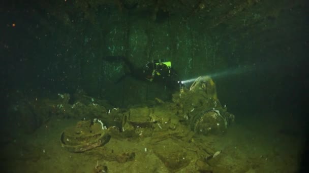 Duiken in Truk Lagoon van scheepswrak op Chuuk Eilanden. — Stockvideo