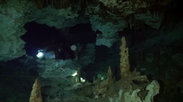 수중 동굴인 유카탄 멕시코 케 노 테의 바위 속의 잠수부들. — 비디오